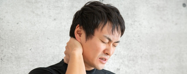 首の痛み